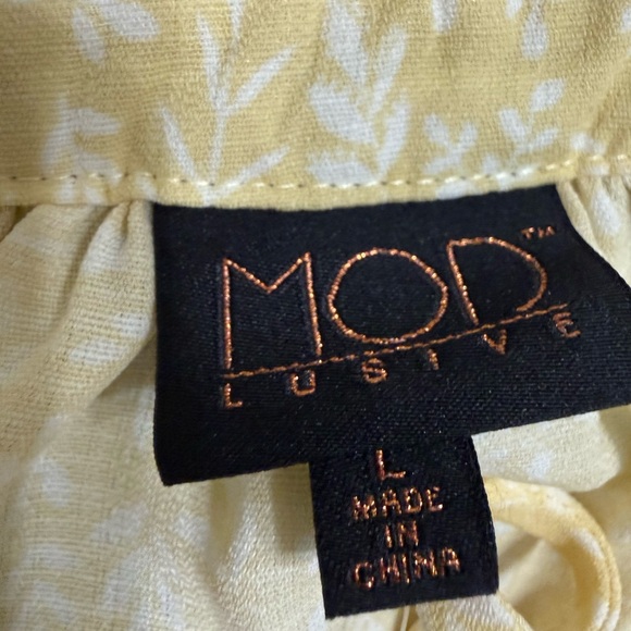 Yellow Floral Flutter Sleeve Blouse NWT Large - Picture 2 of 7